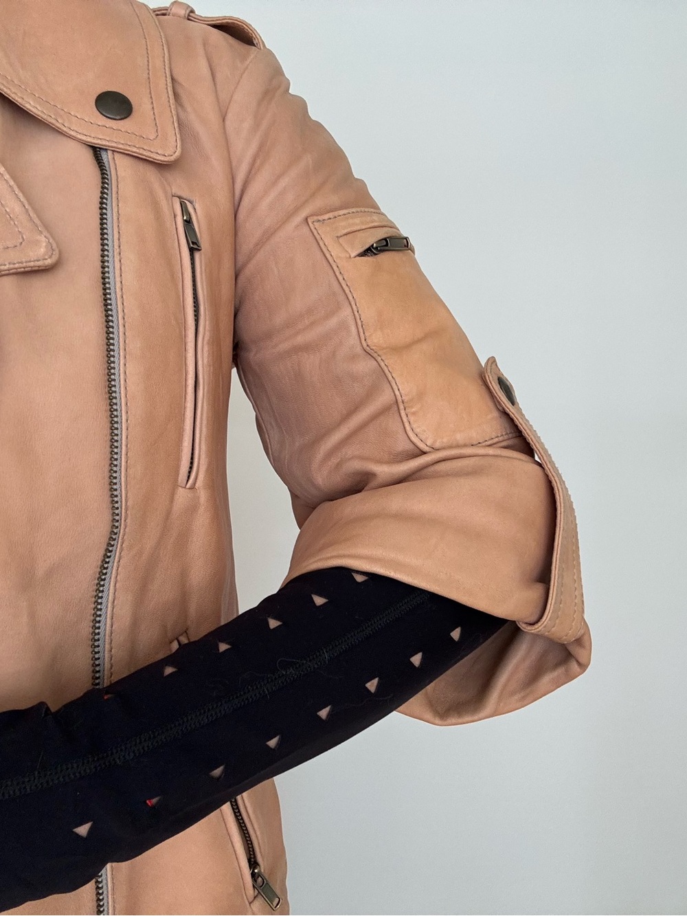 Donna Karan New York. Made in Italy. US4. 100% Lamb Short Sleeve Leather Jacket. - Picture 9 of 9